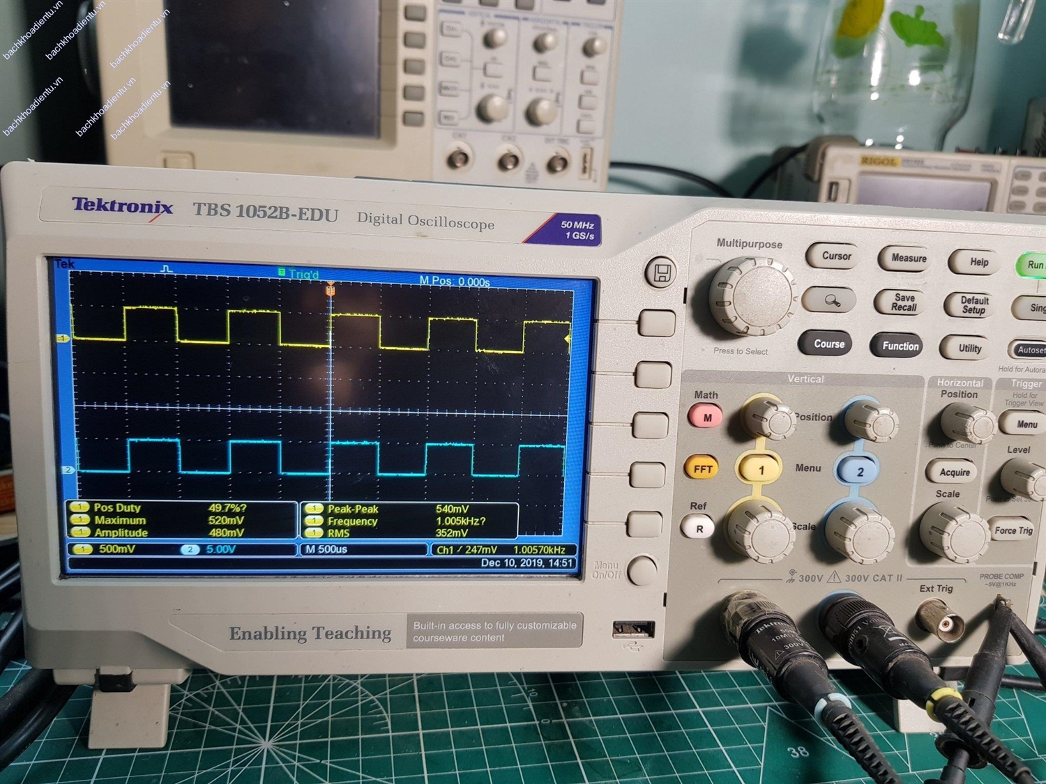 Máy hiện sóng Tektronix TBS 1052B-EDU đã qua sử dụng ( Mới 90%)